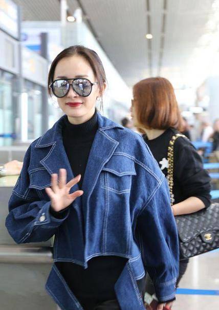 身材 杨幂穿Oversized装拍杂志照，菱形丝袜特别抢镜，真不愧是腿精