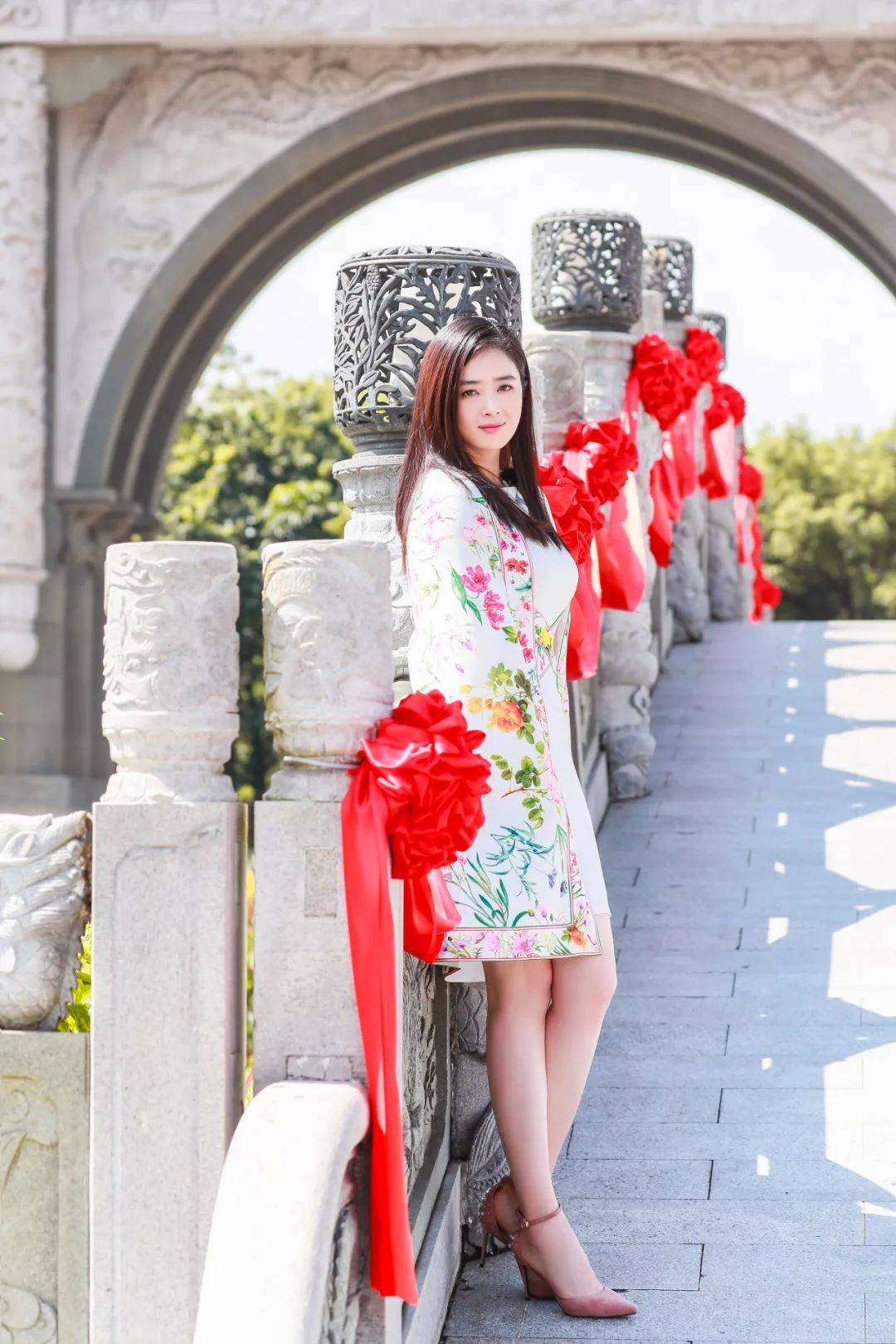 上半身 女星蒋欣瘦成Lisa 2.0？！到底什么情况呀…