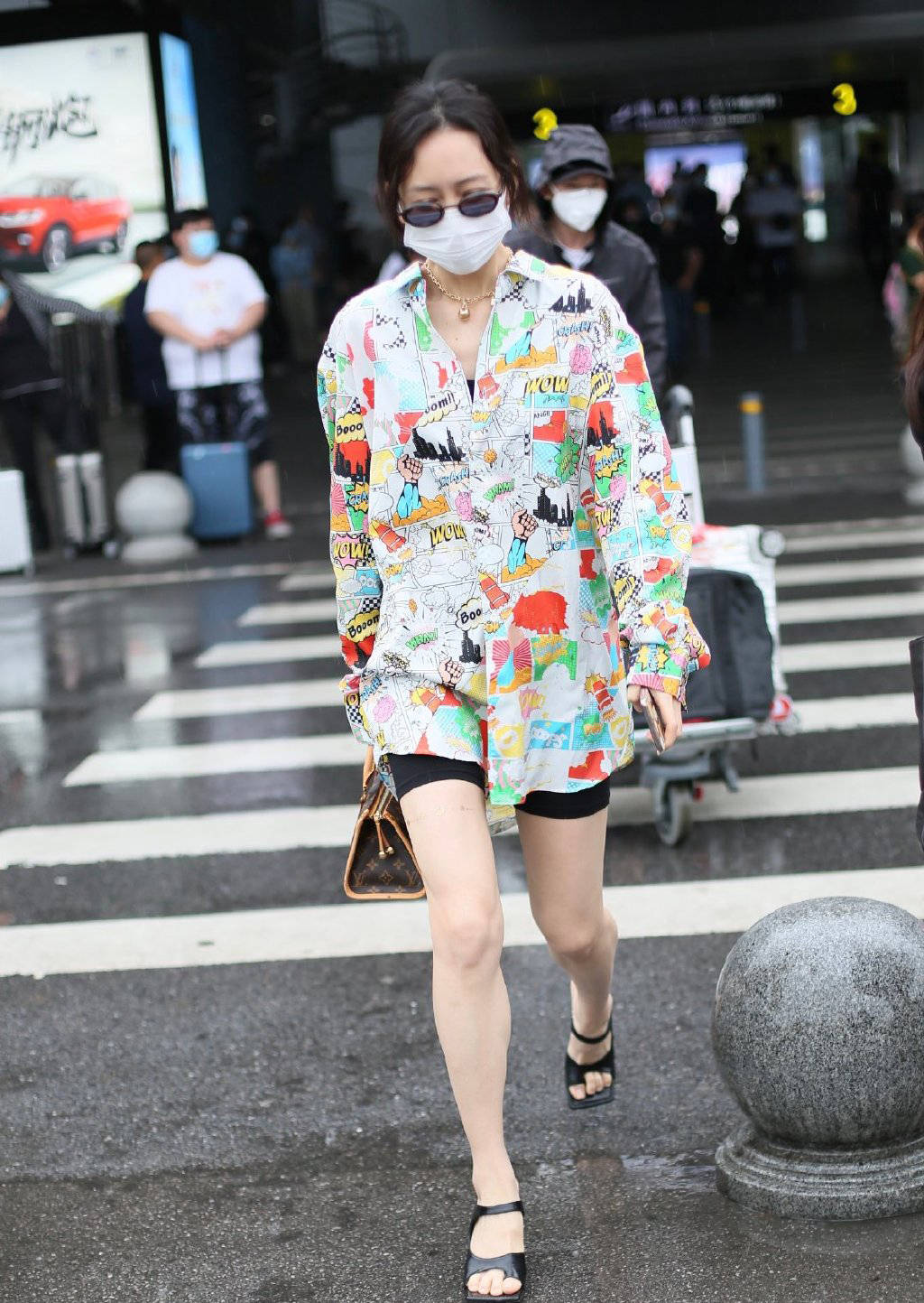 王鸥 王鸥何时这么高调了，穿彩色印花衬衫配骑行裤，纤细美腿抢镜十足