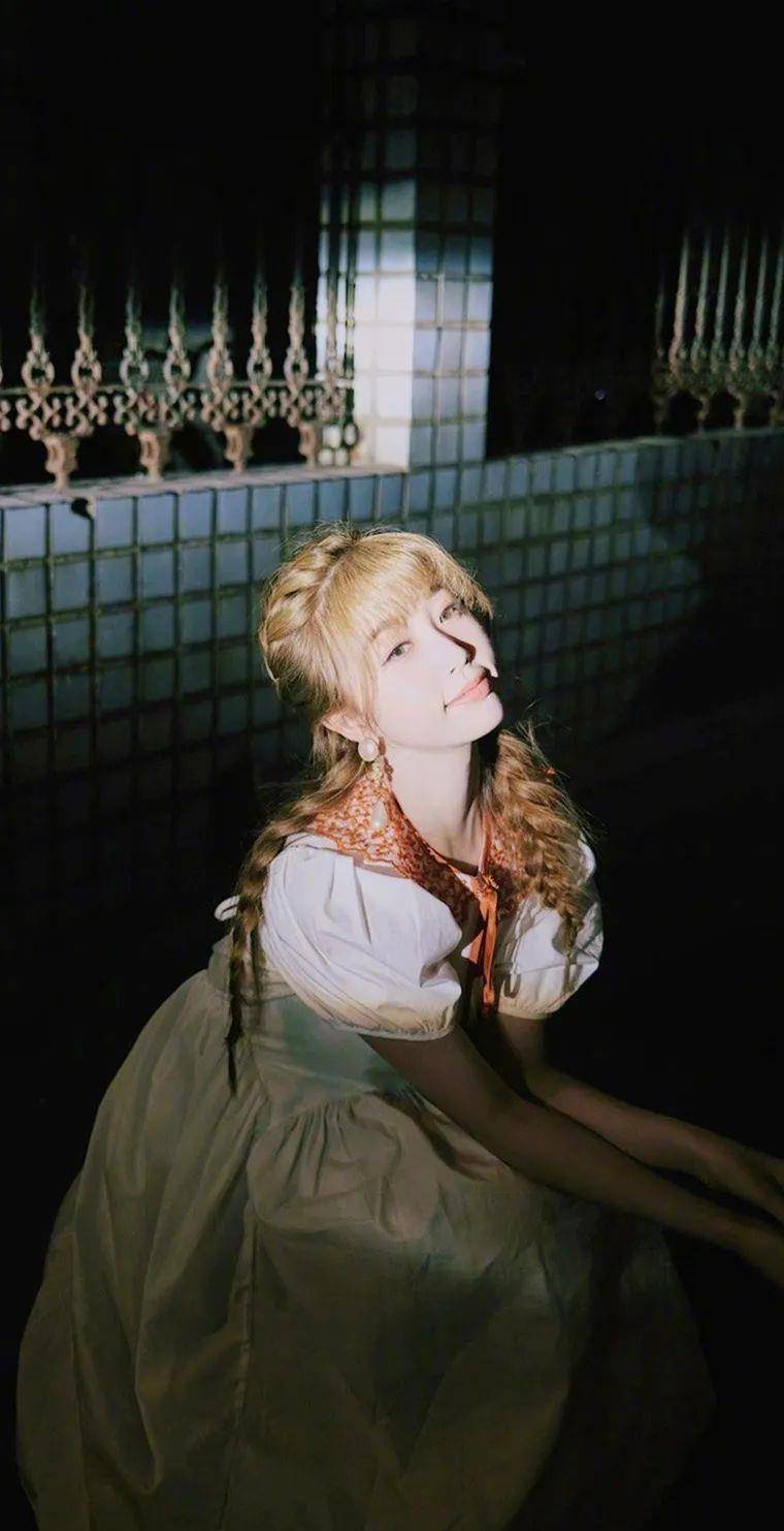 女明星 组图｜虞书欣：复古洋娃娃造型