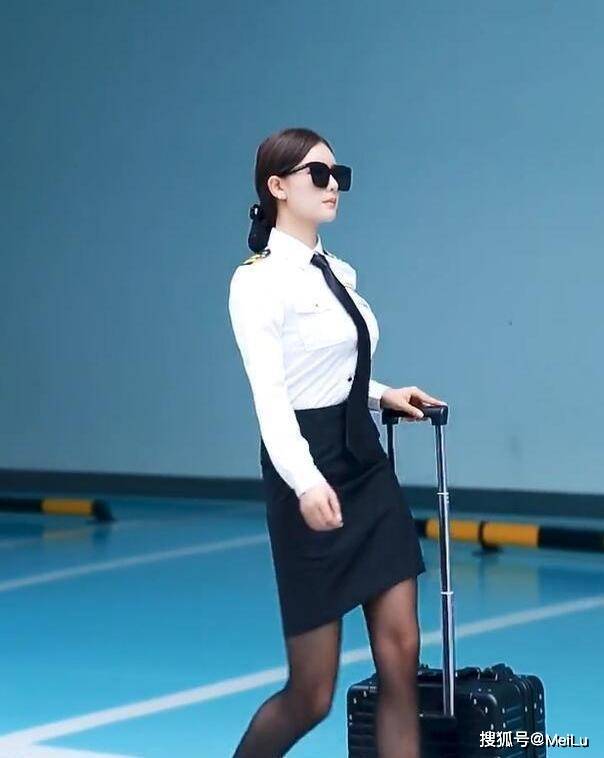 原创换了身空姐造型制服配黑丝走起路来气场十足