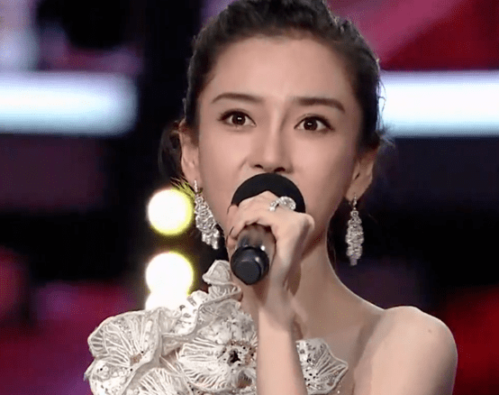 短裙 女星晚会 “杀”疯！皮衣烟熏妆，短裙险走光，66岁赵雅芝秀身材