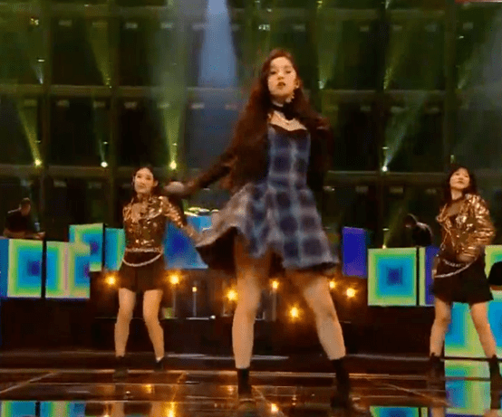 短裙 女星晚会 “杀”疯!皮衣烟熏妆,短裙险走光,66岁赵雅芝秀身材