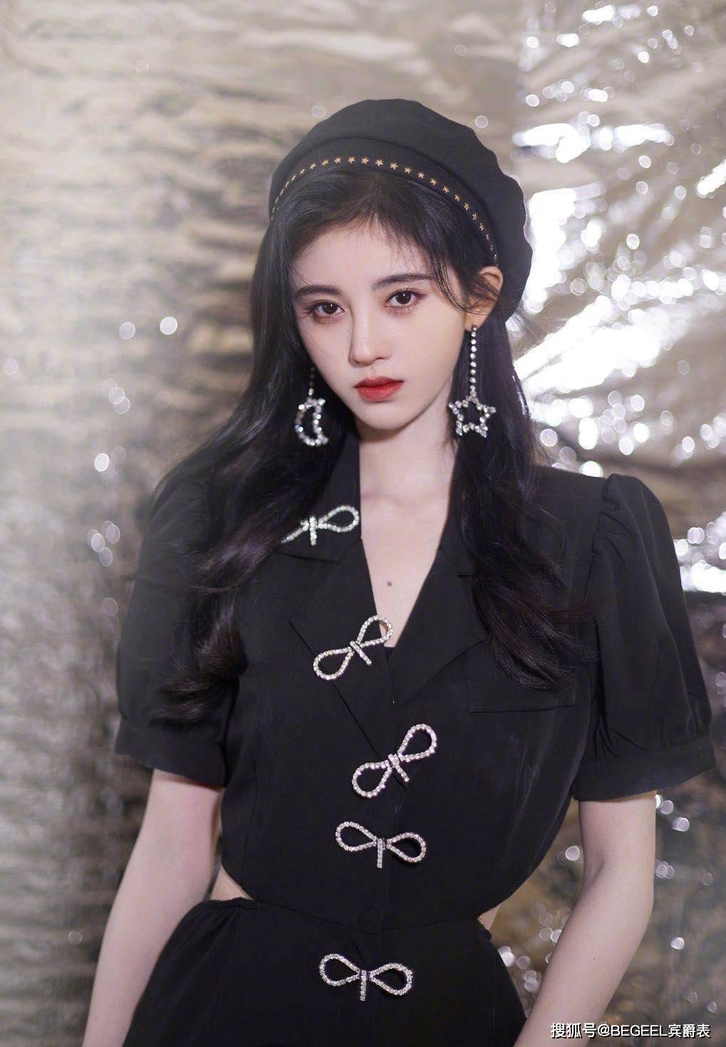 配饰 一身黑怎么穿更时髦?掌握这三个技巧,美得成熟又稳重