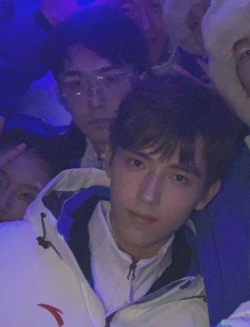金发抄袭Lisa“太妹头”的佟丽娅一夜刷爆几亿播放量？内娱女爱豆都看跪了！