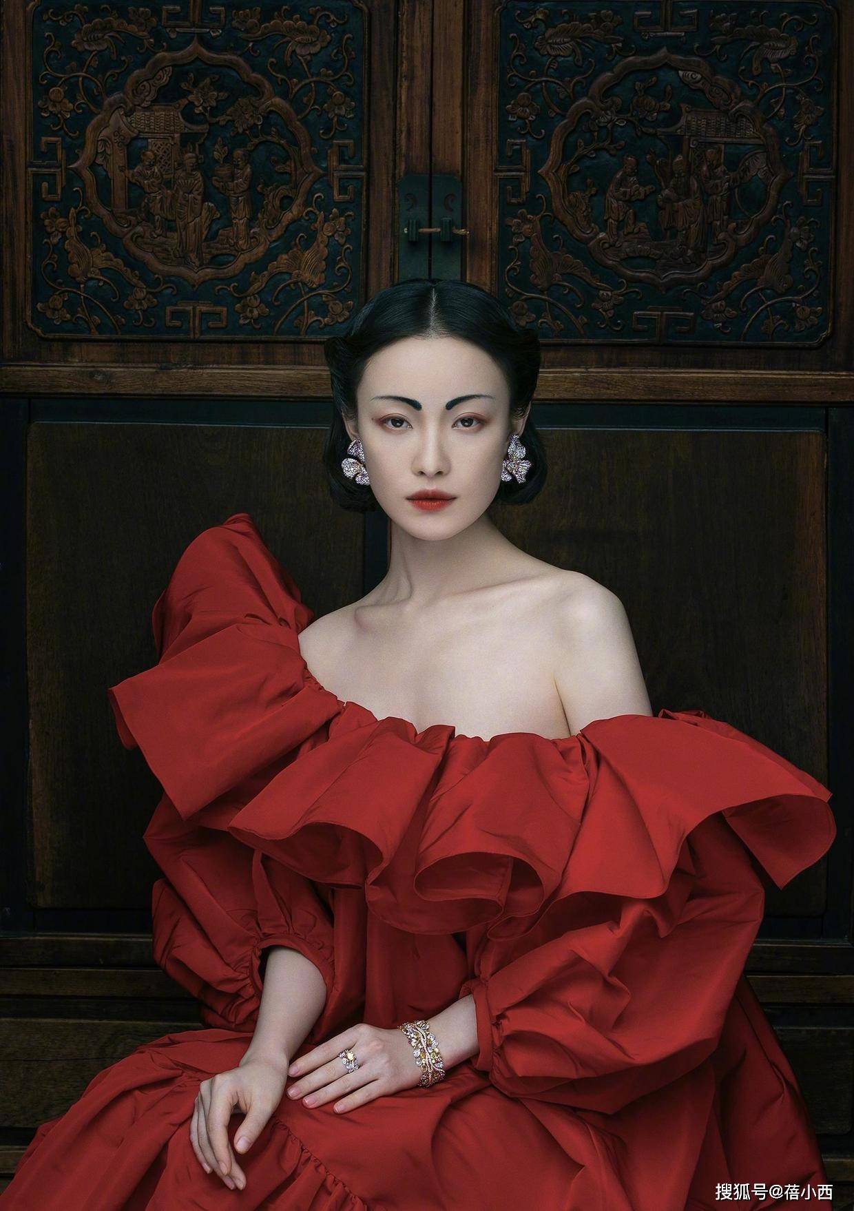 黑色 倪妮不愧是“谋女郎”,连穿裸色针织衫配红裙都很高级,气质无敌