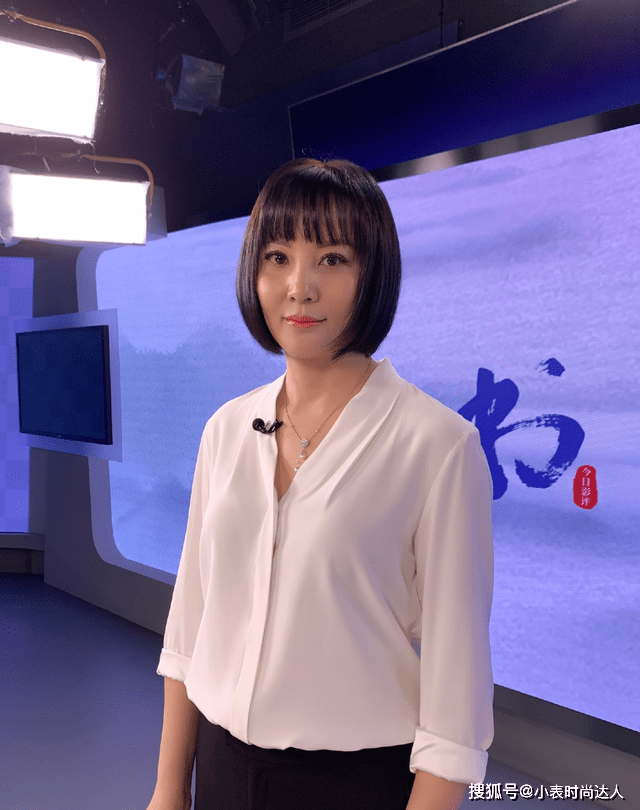 面料 大陶红剪了波波头更惊艳，穿白衬衫配喇叭裤，哪敢相信50岁了