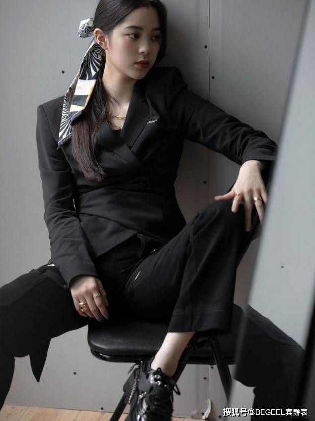 配饰 一身黑怎么穿更时髦?掌握这三个技巧,美得成熟又稳重