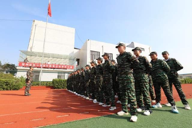 楚州实验中学:开展新生国防教育活动_表演