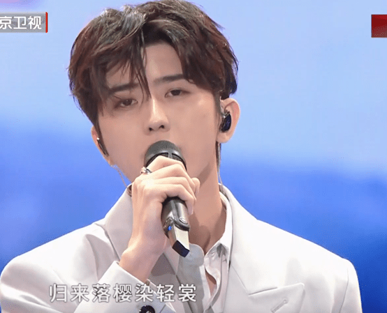 短裙 女星晚会 “杀”疯!皮衣烟熏妆,短裙险走光,66岁赵雅芝秀身材