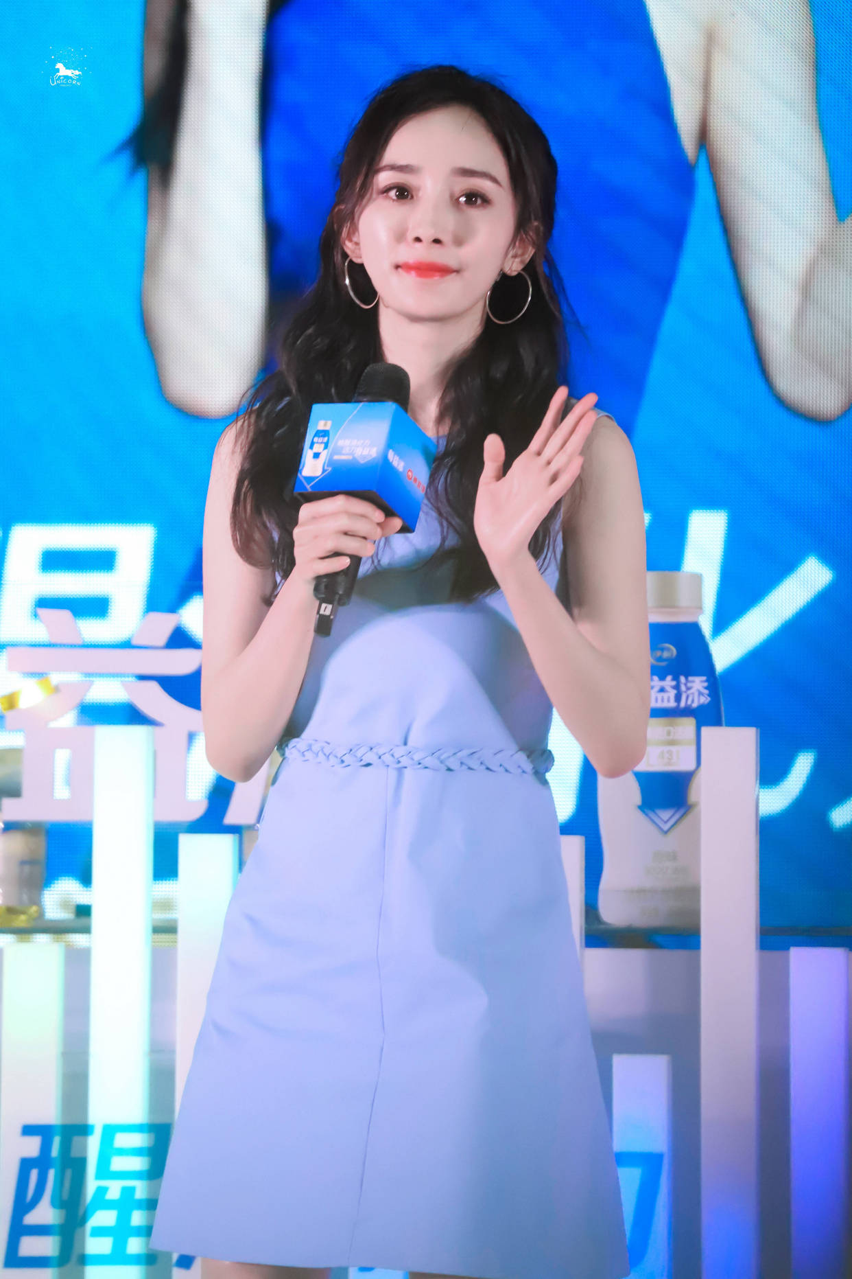 设计 被杨幂惊艳到了！穿蓝色仙女裙清纯甜美，如初恋女神般让人心动