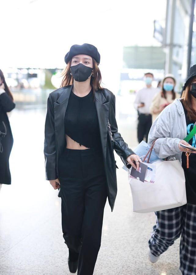 黑色 女明星有多自律？秦岚穿露脐装秀马甲线，一般人真做不到这样