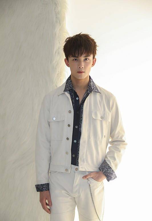 真挺帅 吴磊“狼尾”造型真挺帅，白T配蓝色发带又奶又帅，真挺有魅力