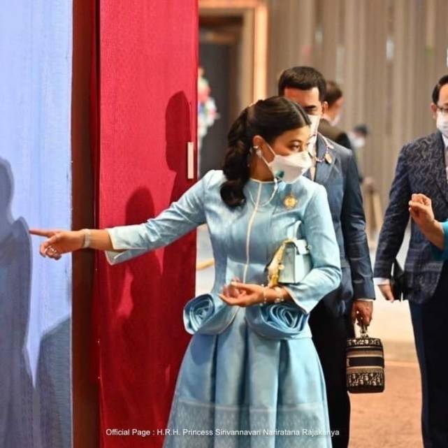 带感 泰国神兽公主的新衣好美！裹斗篷披风走路贼带感，窄腰长腿更吸睛