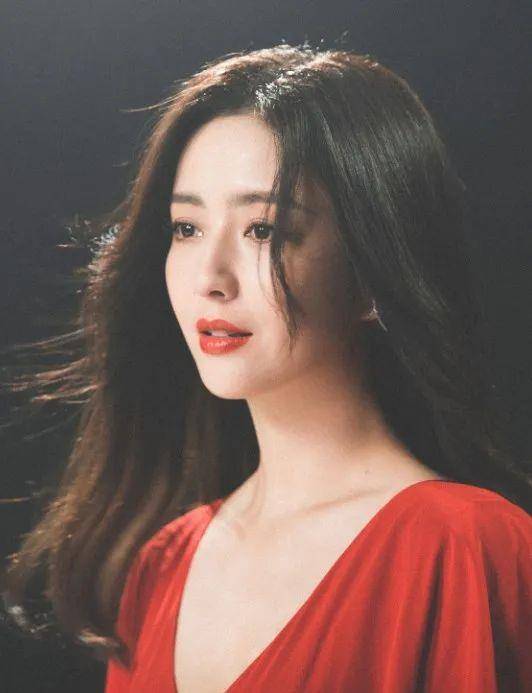 金发抄袭Lisa“太妹头”的佟丽娅一夜刷爆几亿播放量？内娱女爱豆都看跪了！