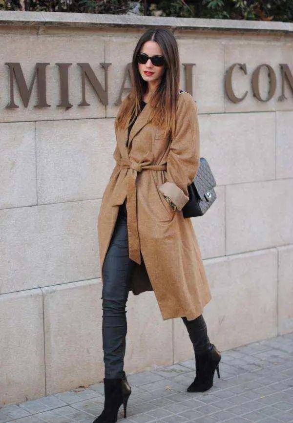 颜色 左小青也爱花丝巾，配驼色大衣优雅显贵，带9岁女儿走机场笑好甜