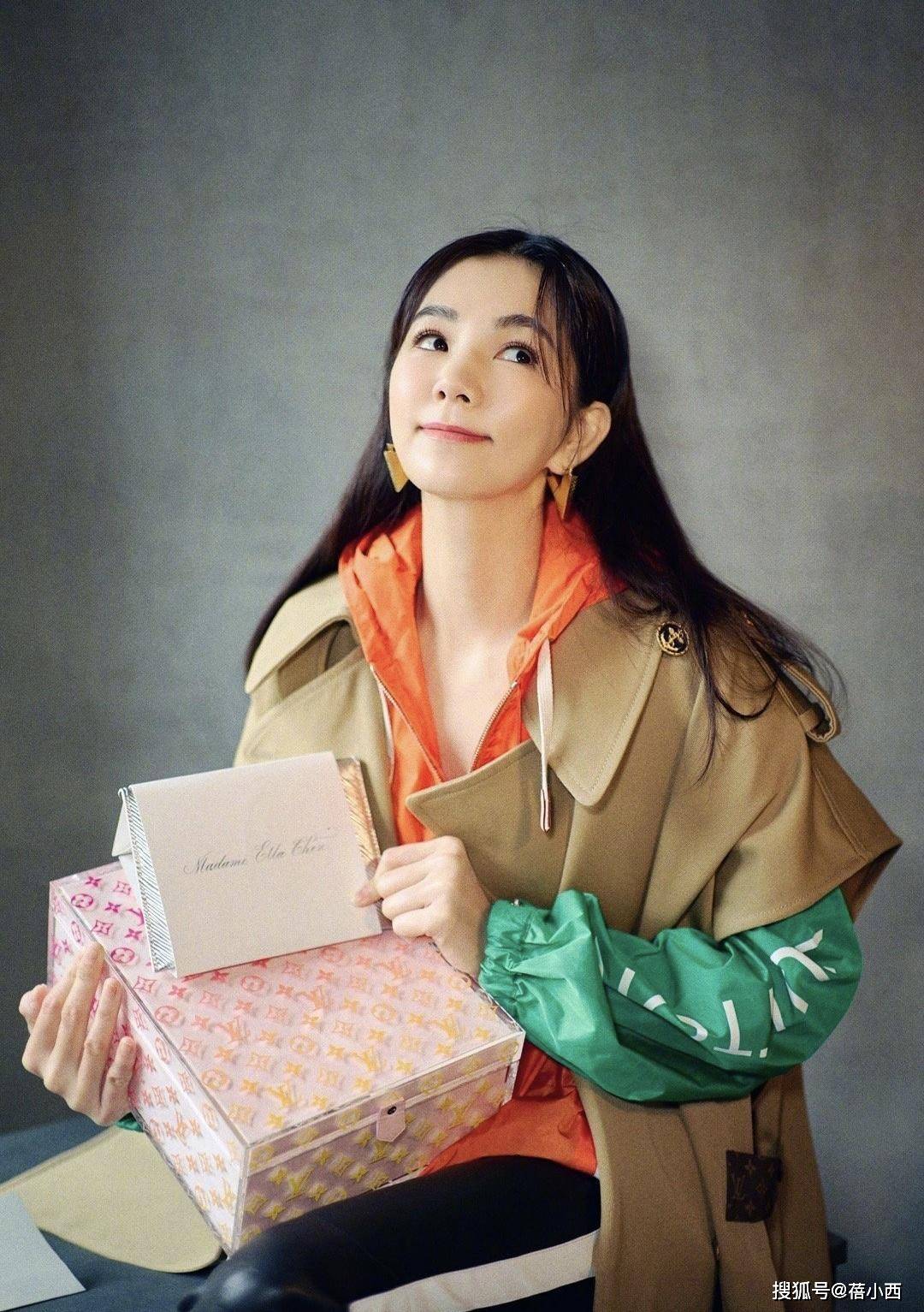 黑色 Ella陈嘉桦终于换风格了，穿抹胸连体裤身材出众，一点不像40岁