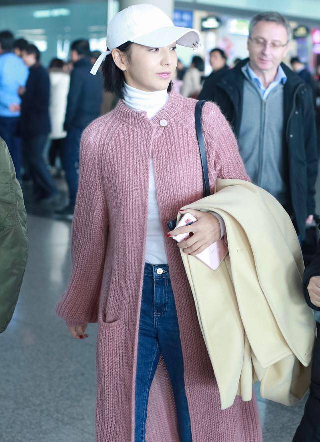 设计 佟丽娅现身机场，穿长款粉色针织衫太拉风了，我也好想拥有一件