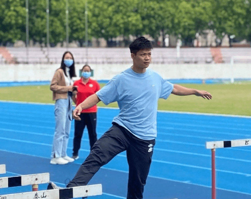 体育|苏炳添上课现场曝光：用手指着教学，学生站两排很听话，仅1女生