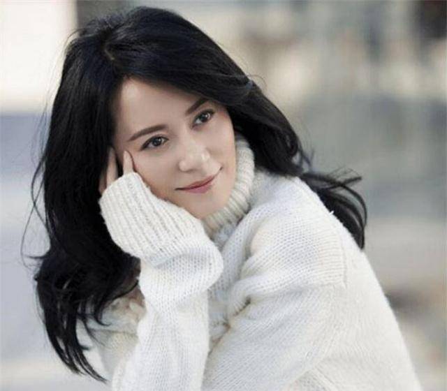 俞飞鸿50岁的俞飞鸿，无惧年龄，大妈的年纪，少女的身材，怎么做到的？