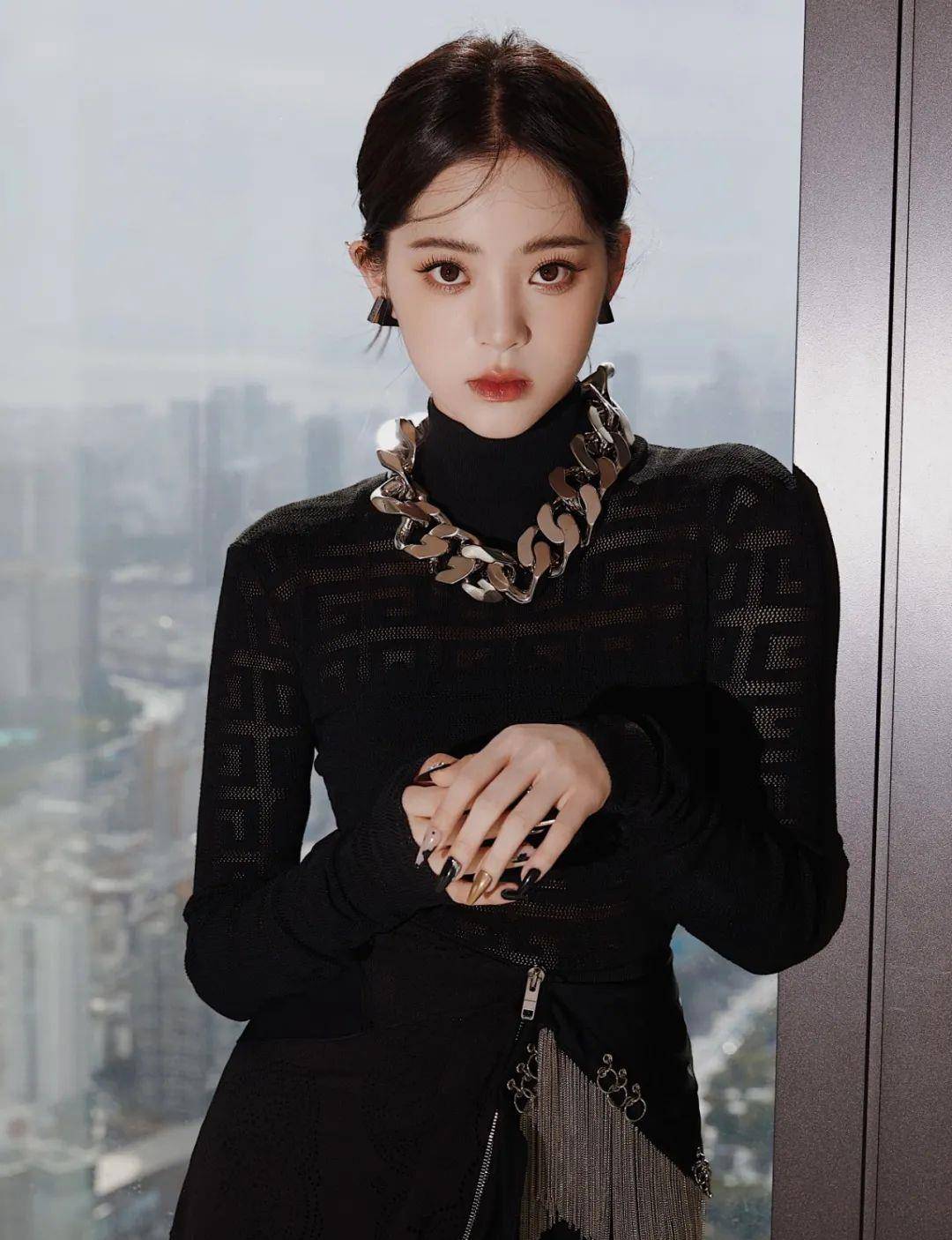 金发抄袭Lisa“太妹头”的佟丽娅一夜刷爆几亿播放量？内娱女爱豆都看跪了！