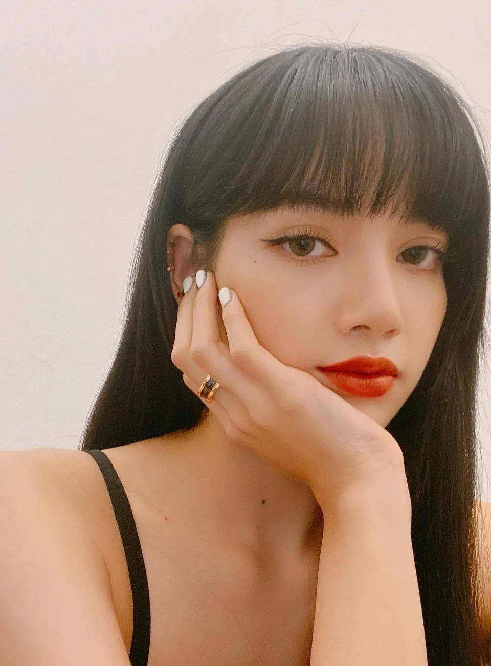 金发抄袭Lisa“太妹头”的佟丽娅一夜刷爆几亿播放量？内娱女爱豆都看跪了！