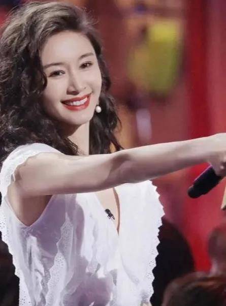 黑色 娱圈揭秘：王子文又成功穿出了170模特既视感，身材纤细，小个子可照穿