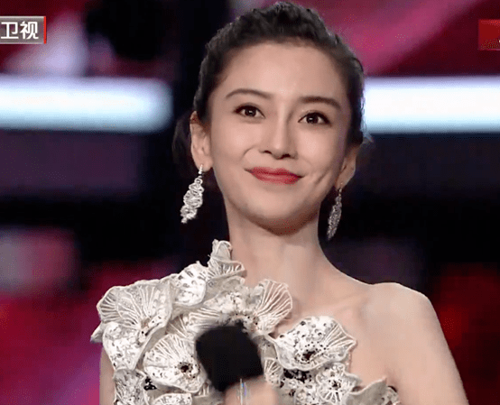 短裙 女星晚会 “杀”疯！皮衣烟熏妆，短裙险走光，66岁赵雅芝秀身材