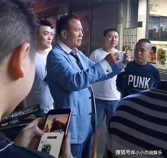 万梓良现身深圳街头,为拍出好视频亲自做示范,一个镜头拍好几遍_大哥