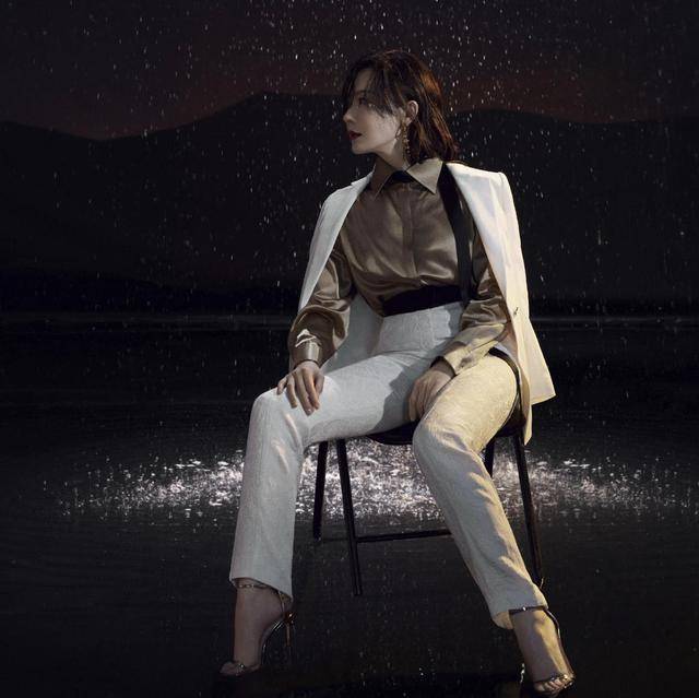 面料 43岁陈数一点不显老！蓝色衬衫搭配牛仔裤知性干练，性感优雅