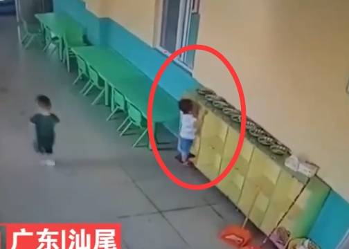 连路|孩子幼儿园被倒下的木柜砸中，园方负责人的谎言被揭穿