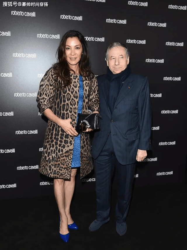 高跟鞋 杨紫琼罕见携73岁老公亮相，穿豹纹外套配高跟鞋，差16岁似两代人