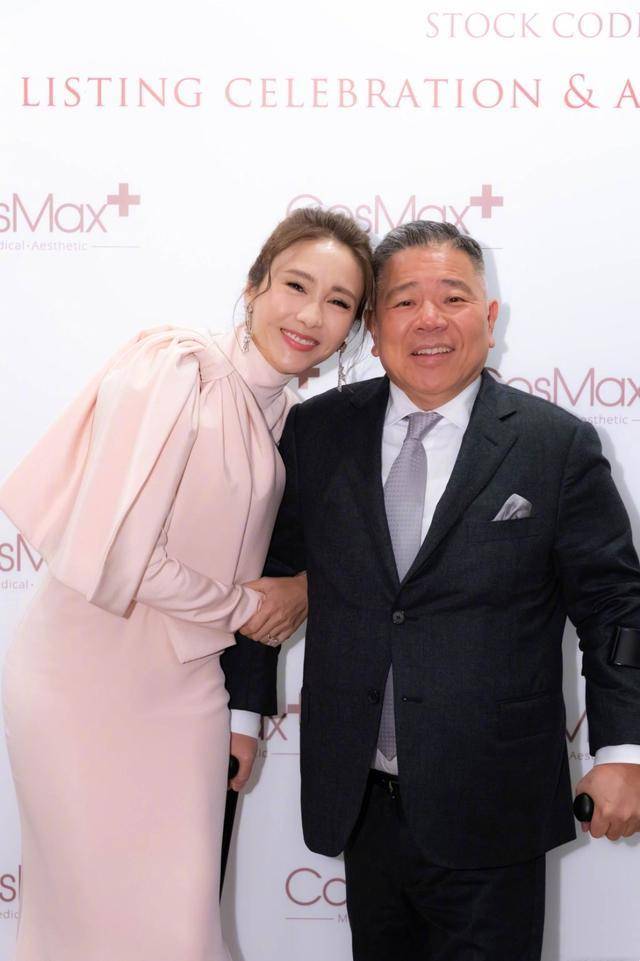 黎姿罕见携富商老公亮相,穿粉色连衣裙配丸子头,笑容甜美太幸福_版型