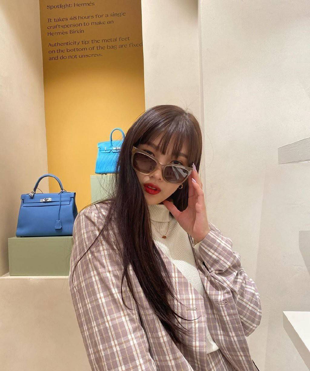 血色 她是韩团女成员，今穿格纹套装短裙配黑丝袜，24岁尽显复古性感