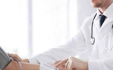 并发症|糖尿病人站起来就头晕,测了血糖和血压并不低,这可不是个小问题