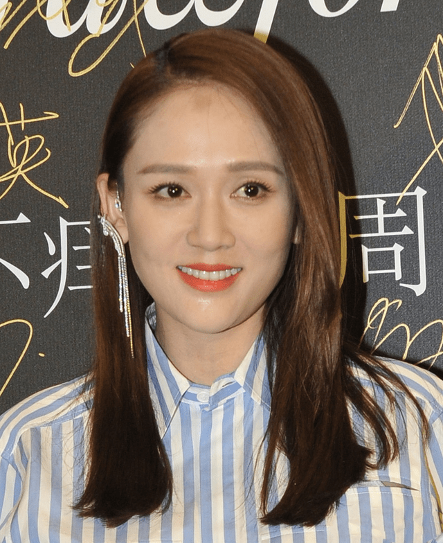 陈乔恩 陈乔恩165身材太惊艳,穿条纹衬衫配高腰阔腿裤,气场不输超模