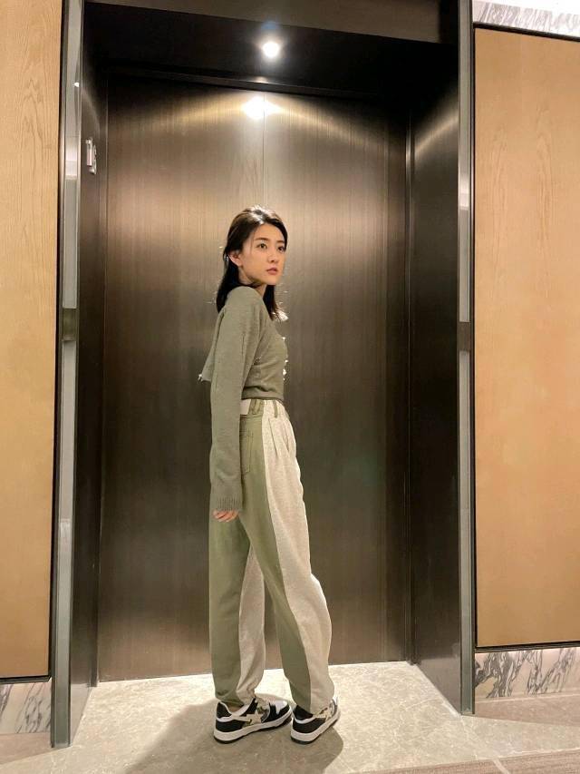 身材 梁洁的脸太可爱了，穿娃娃领毛衣超级甜美，脸颊肉肉惹人爱