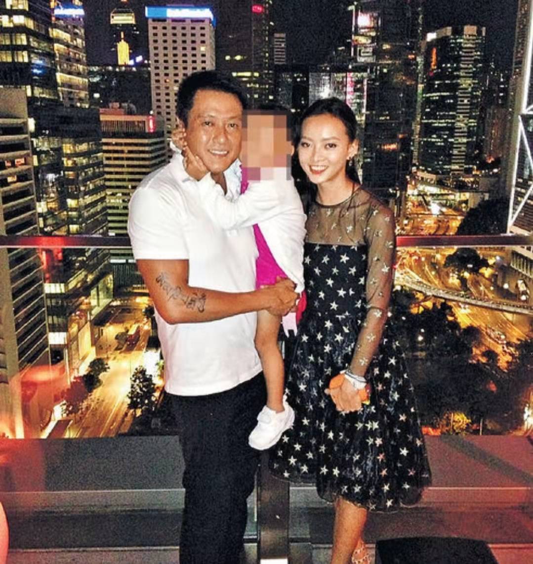 香港知名渣男前妻变身名流阔太,大秀凹凸有致身材_张利华