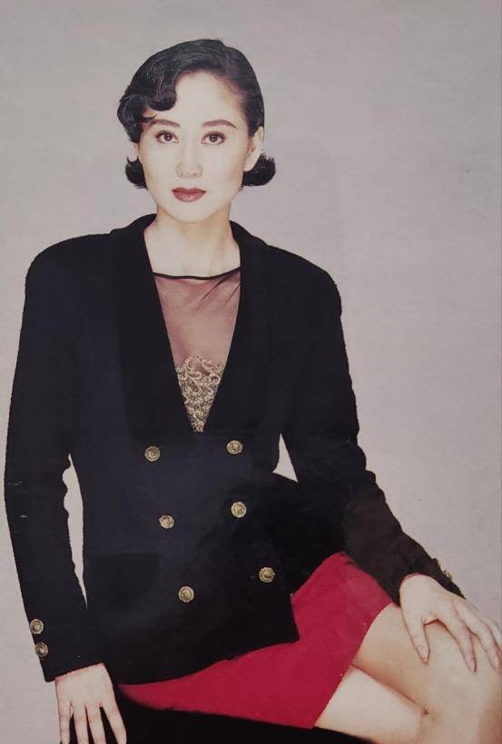 服装 92年的利智可真美,穿搭淑女还温柔,怪不得能迷住李连杰