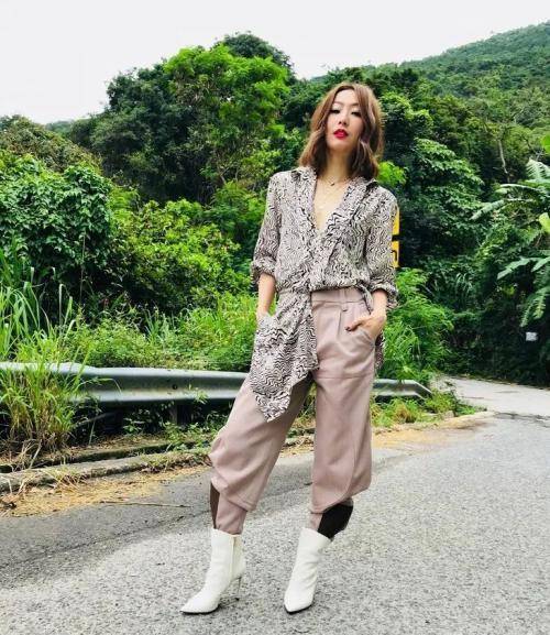 黑色 郑秀文冻龄女神，穿黑色连衣裙不但秀出了性感的事业线，高级减龄