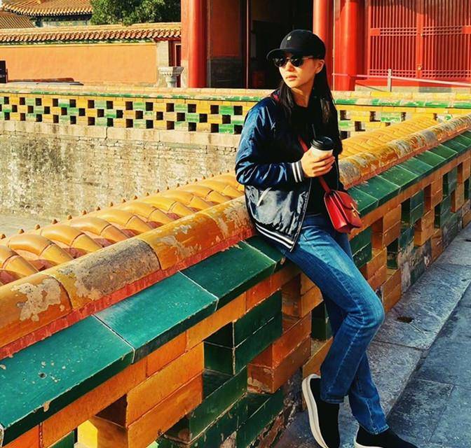 身材 陈好别墅区摘柿子，穿粉色卫衣配健美裤身材比例完美，女神腿再现