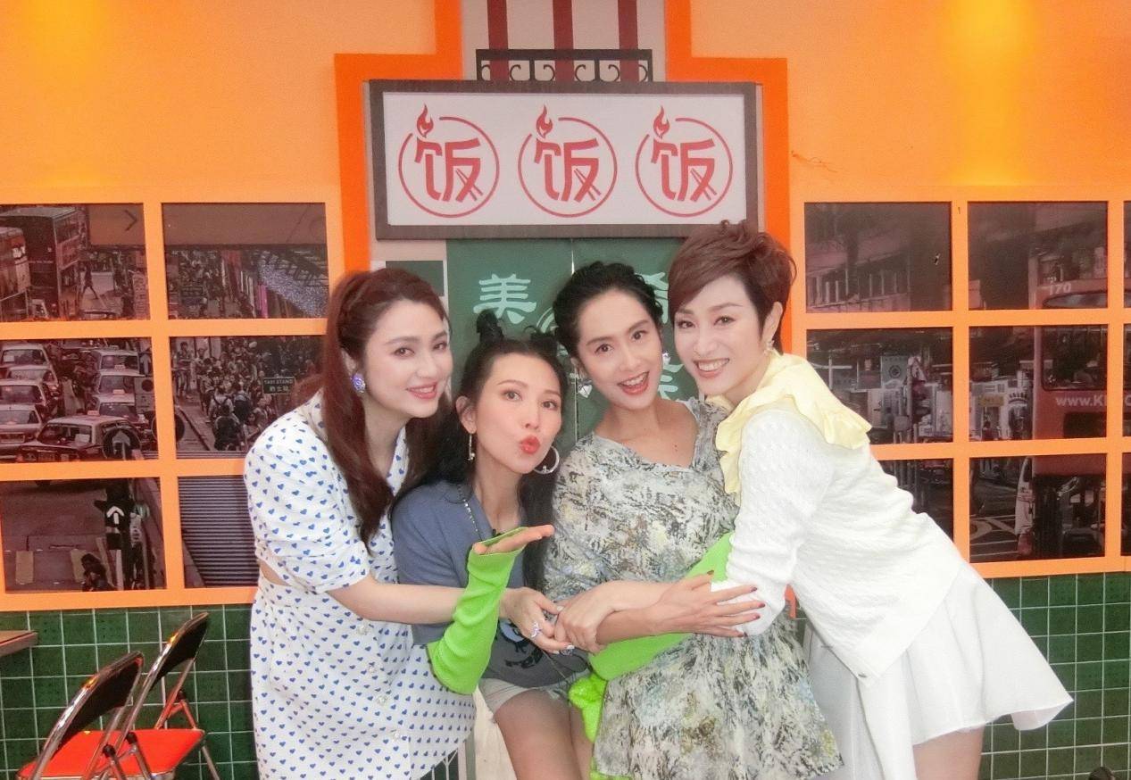 杨千嬅 陈法蓉携闺蜜看电影！大冷天穿百褶裙配长靴，总算没浪费这好身材