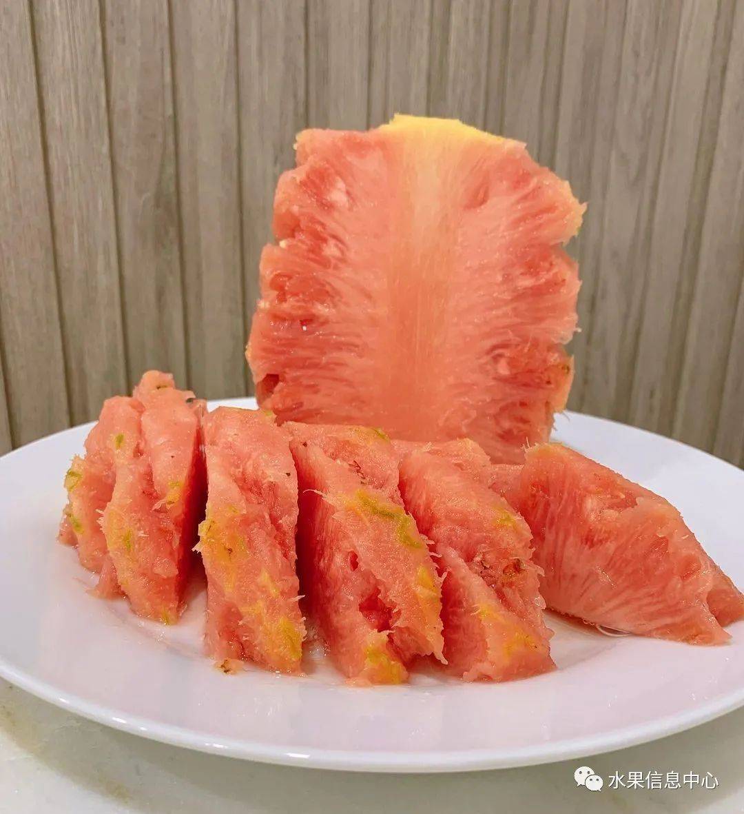 但里面的果肉却是粉红色的,这个粉红色的菠萝有一个专属的注册名称,名