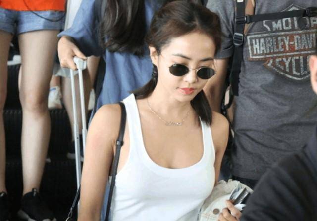 设计 蔡依林在机场真敢穿，“汗衫”直接穿出来，配高腰裤意外显高显瘦