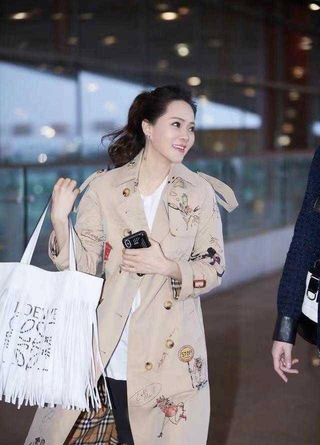 非常强 伊能静把“涂鸦风衣”穿火了,搭配小脚裤真洋气,这状态像30岁