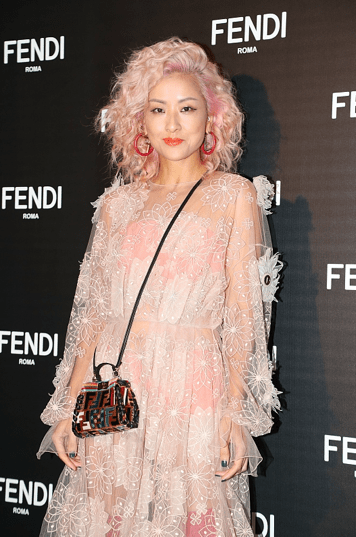 饱和度 真没认出这是陈奕迅老婆，人到中年粉发配粉裙硬装嫩，却不浮夸