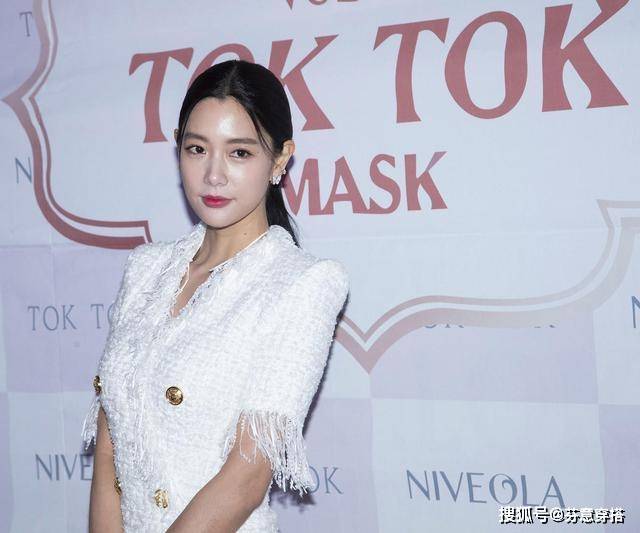 身材 李成敏终于不性感了，穿白色西装连衣裙配低马尾，气质不输李英爱