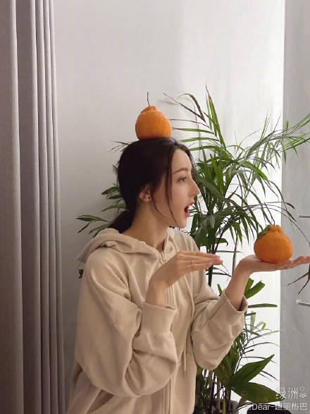 米色|迪丽热巴营业晒日常 手捧橘子搞怪谐音梗送祝福