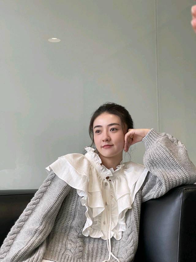 身材 梁洁的脸太可爱了，穿娃娃领毛衣超级甜美，脸颊肉肉惹人爱