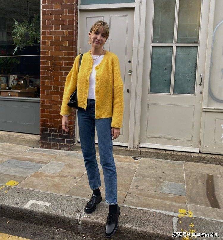 毛衣 会打扮的中年女性，秋冬季都在穿这3件上衣，轻松打造年轻态